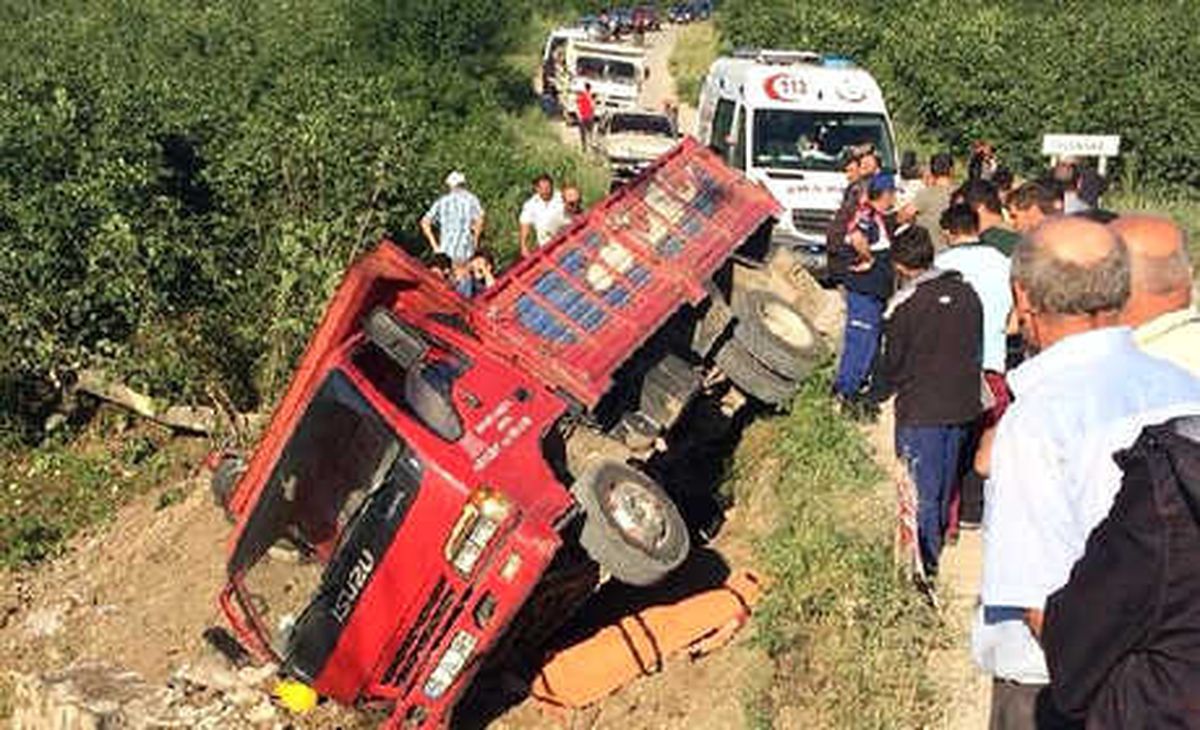 Samsun\'da Kamyonet Traktöre Çarptı: 2 Ölü, 3 Yaralı