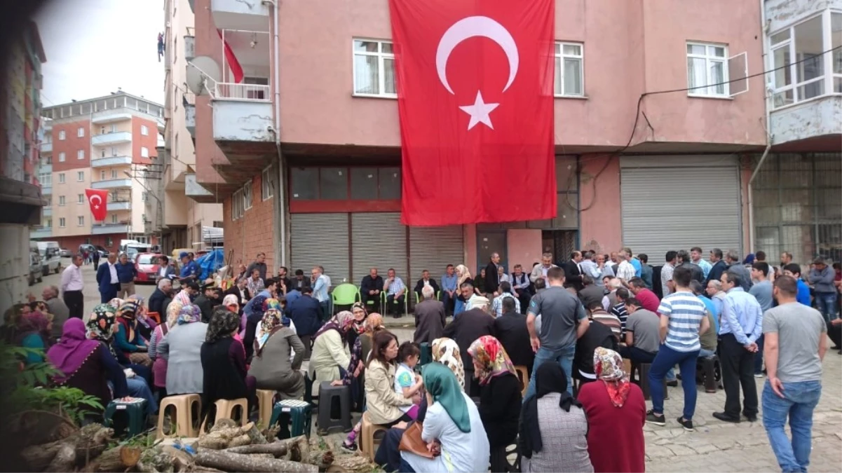 Şehit Babası,teselliyi Vali\'ye Sarılmakta Buldu