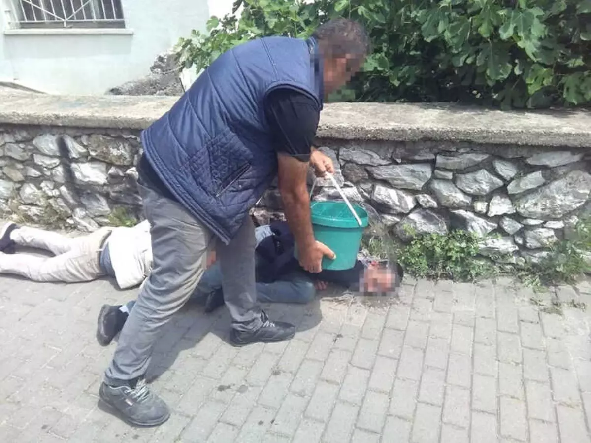 Uyuşturucu Madde Kullanan Gençleri Vatandaşlar, Su Dolu Kovayla Ayılttı