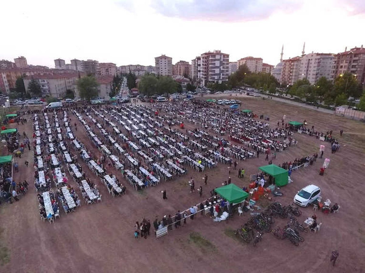 Vişnelik\'te 7 Bin Kişi Bir Arada İftar Yaptı