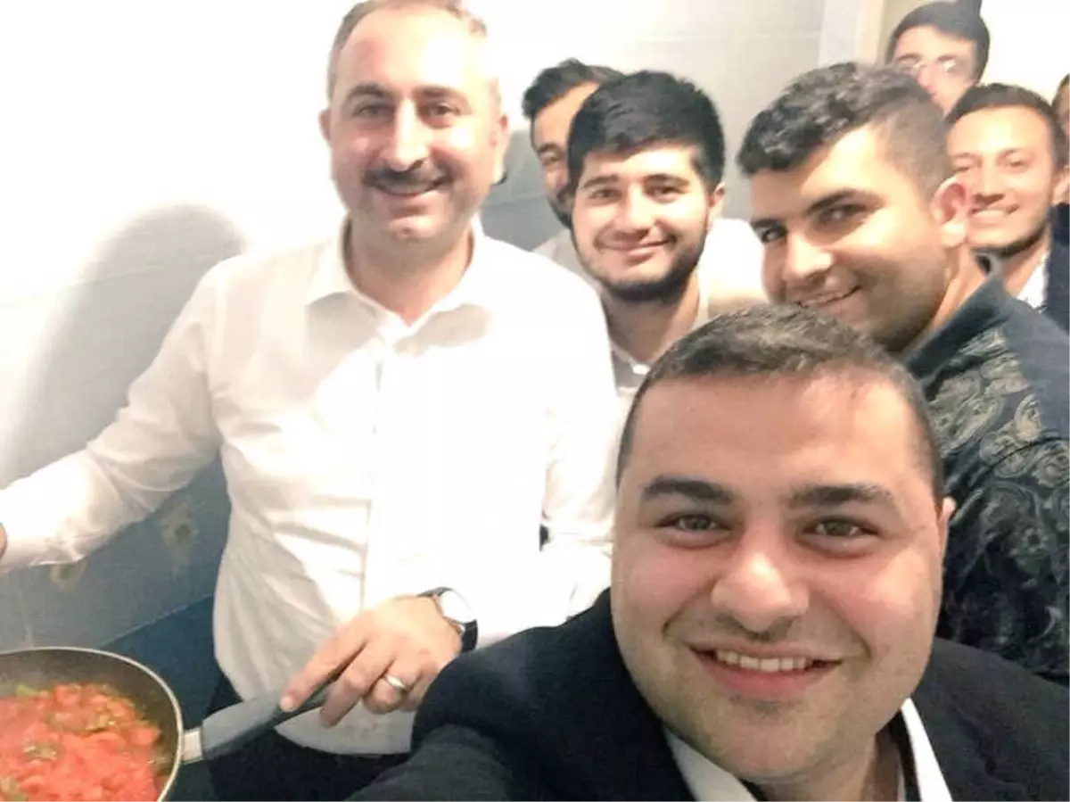 Adalet Bakanı Gül Sahurda Öğrenci Evinde Menemen Yaptı