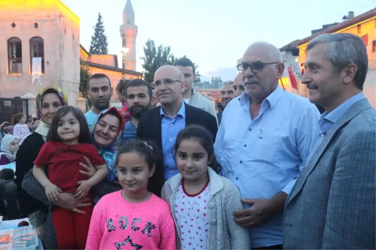 Bakan Mehmet Şimşek, Vatandaşlarla Beraber İftar Yapıp, Seçim Bürosu Açılışına Katıldı