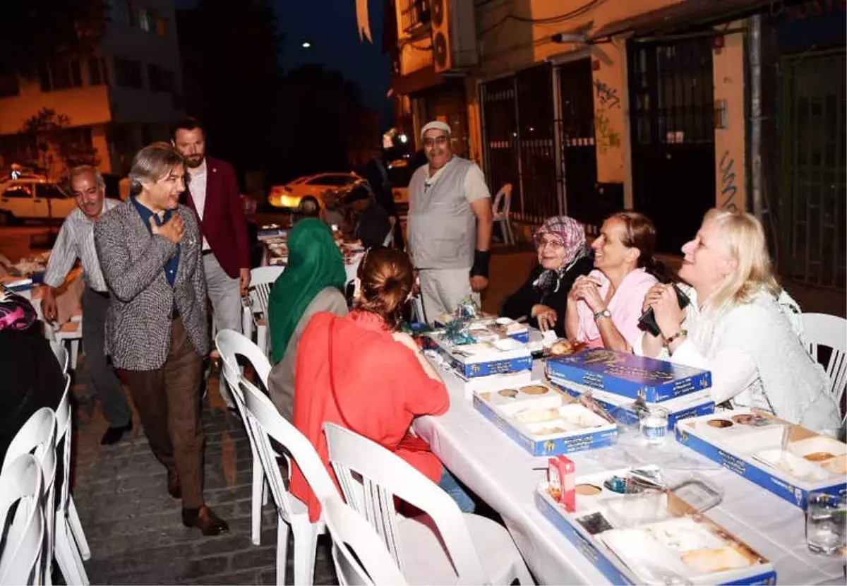 Beyoğlu\'nda Sokaklar İftar Sofraları ile Rengarenk