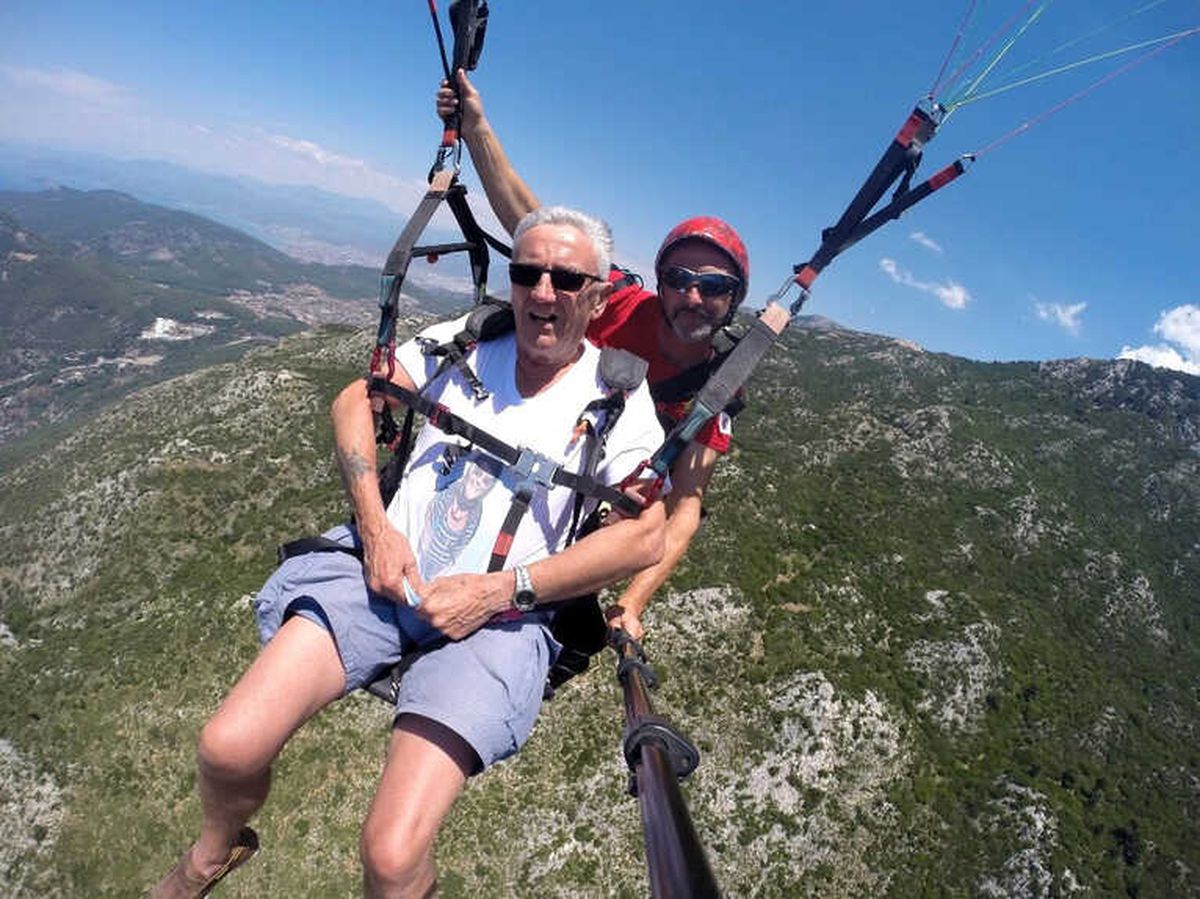 Eşinin Küllerini Yamaç Paraşütüyle Denize Savrudu