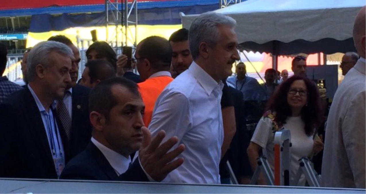 Fenerbahçeli Taraftarlardan Oy Kullanmaya Gelen Mehmet Ali Aydınlar\'a Protesto