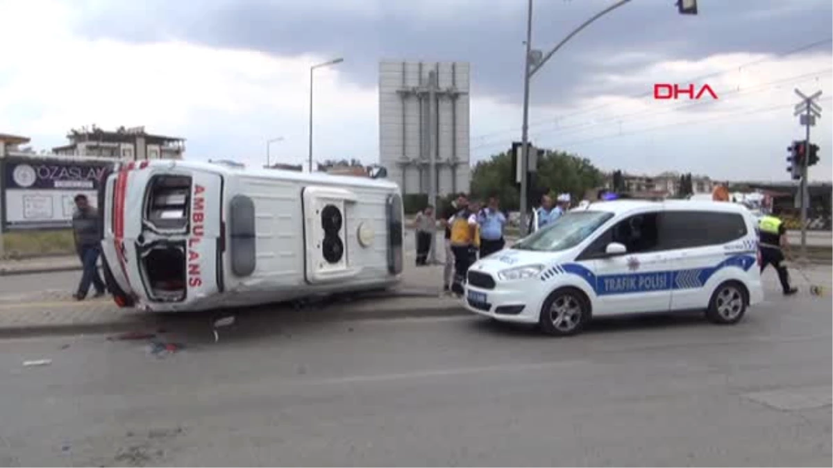 Gaziantep Ambulans ile Otomobil Çarpıştı 4 Yaralı