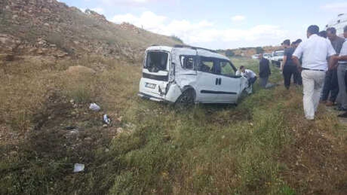 Hafif Ticari Araç Şarampole Yuvarlandı: 6 Yaralı