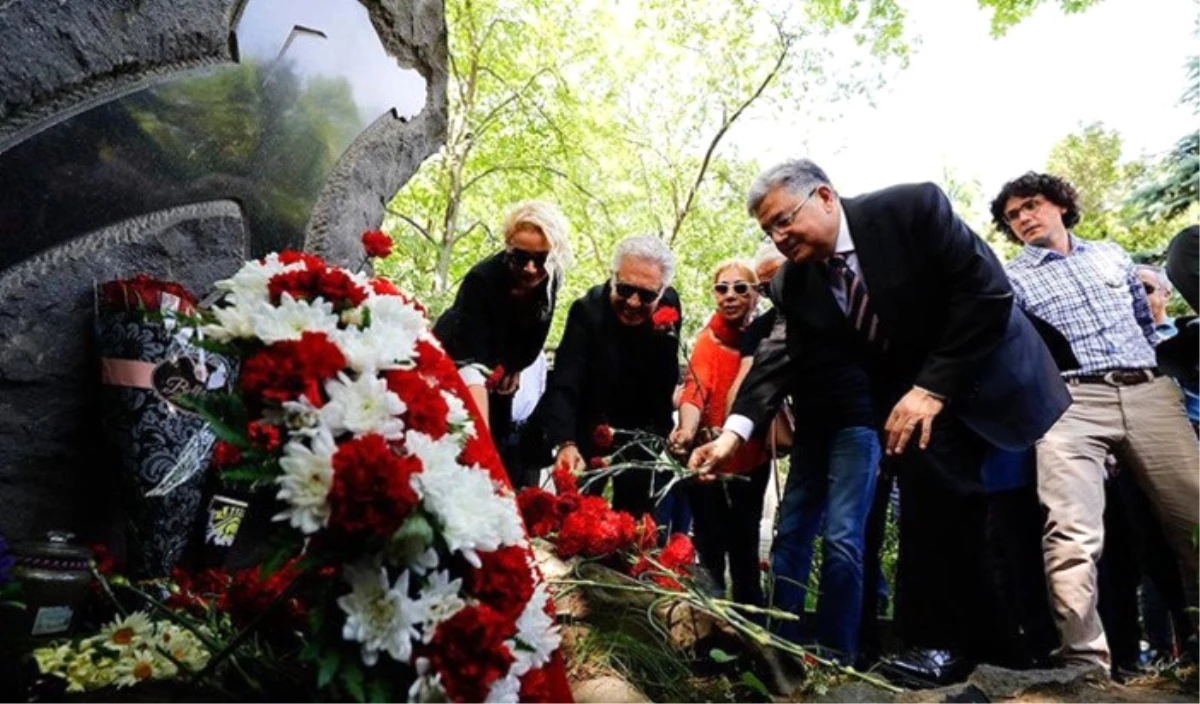 Nazım Hikmet Mezarı Başında Anıldı