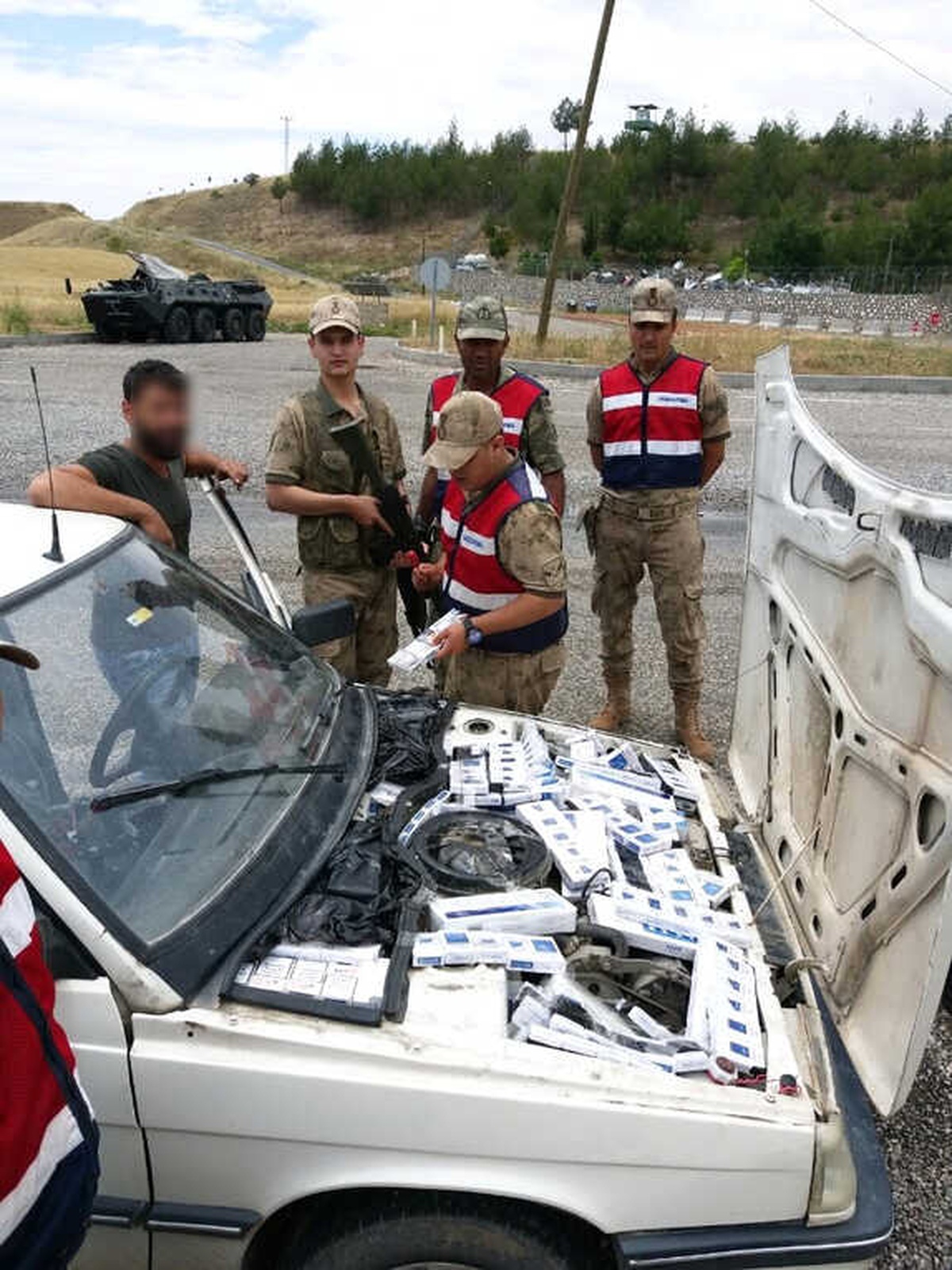 Otomobilden 5 Bin 660 Paket Kaçak Sigara Çıktı
