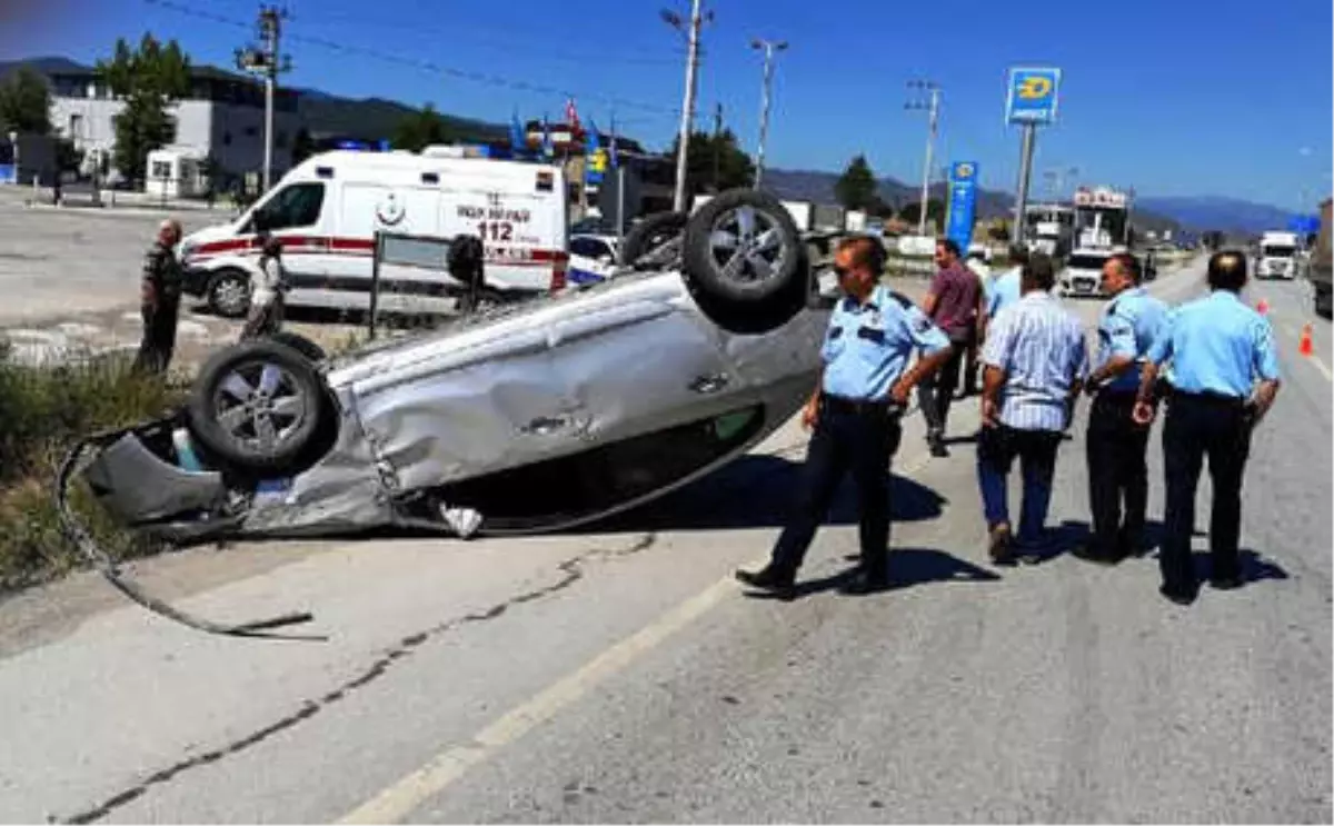 Sürücü Direksiyon Başında Rahatsızlaşınca Kaza Yaptı