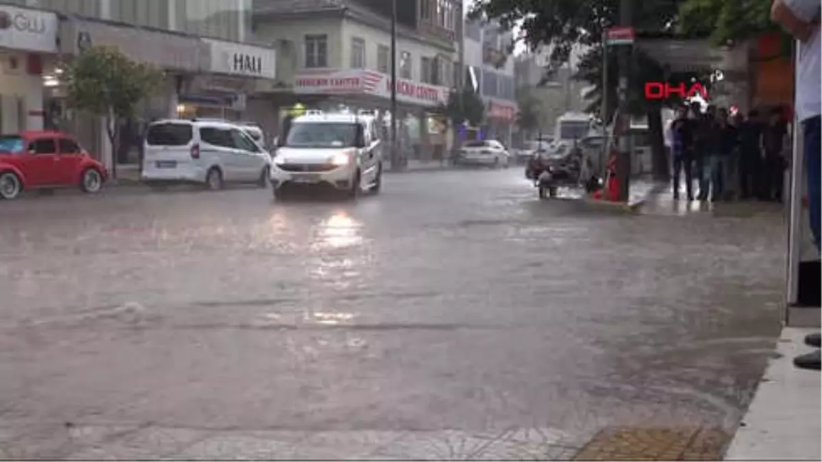 Adıyaman\'da Yağmur Sonrası Yollar Göle Döndü