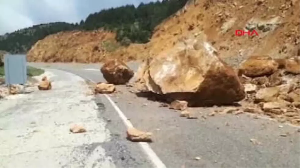 Adıyaman Dağdan Kopan Kaya Parçaları Yolu Kapattı