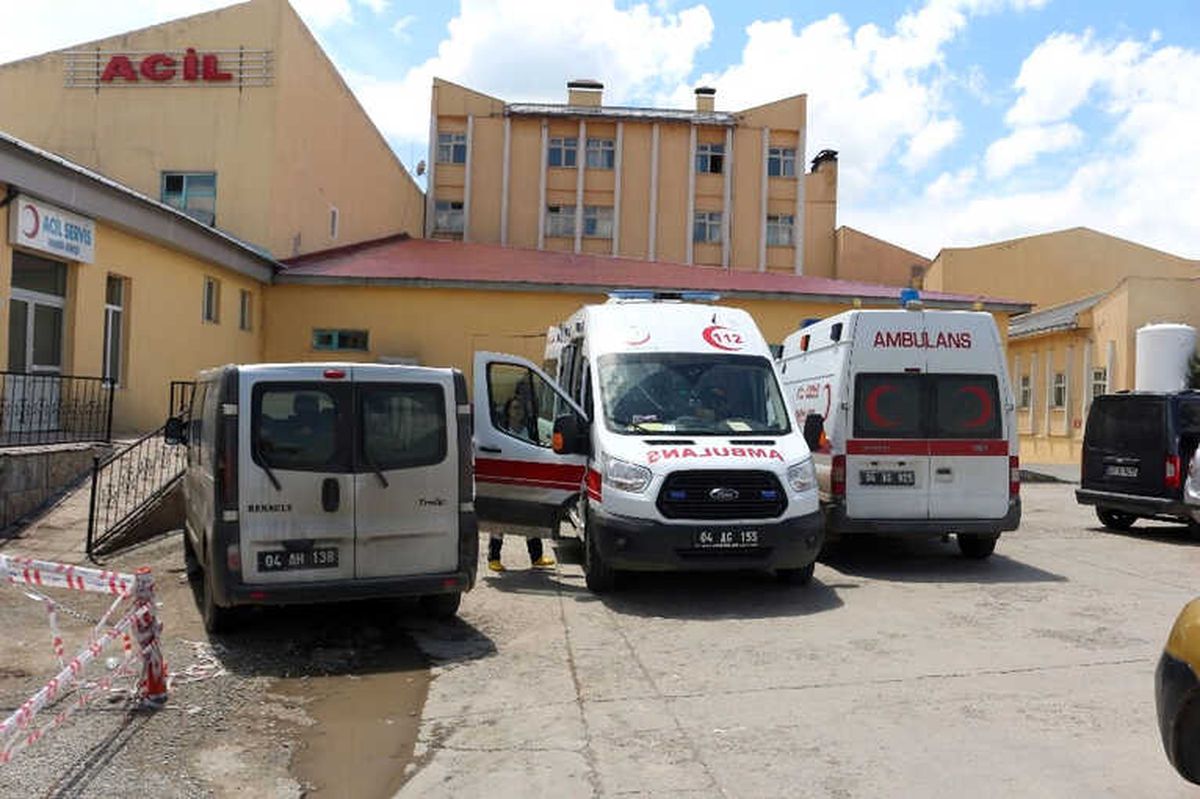 Ağrı\'da Minibüs Devrildi: 37 Kaçak Göçmen Yaralı