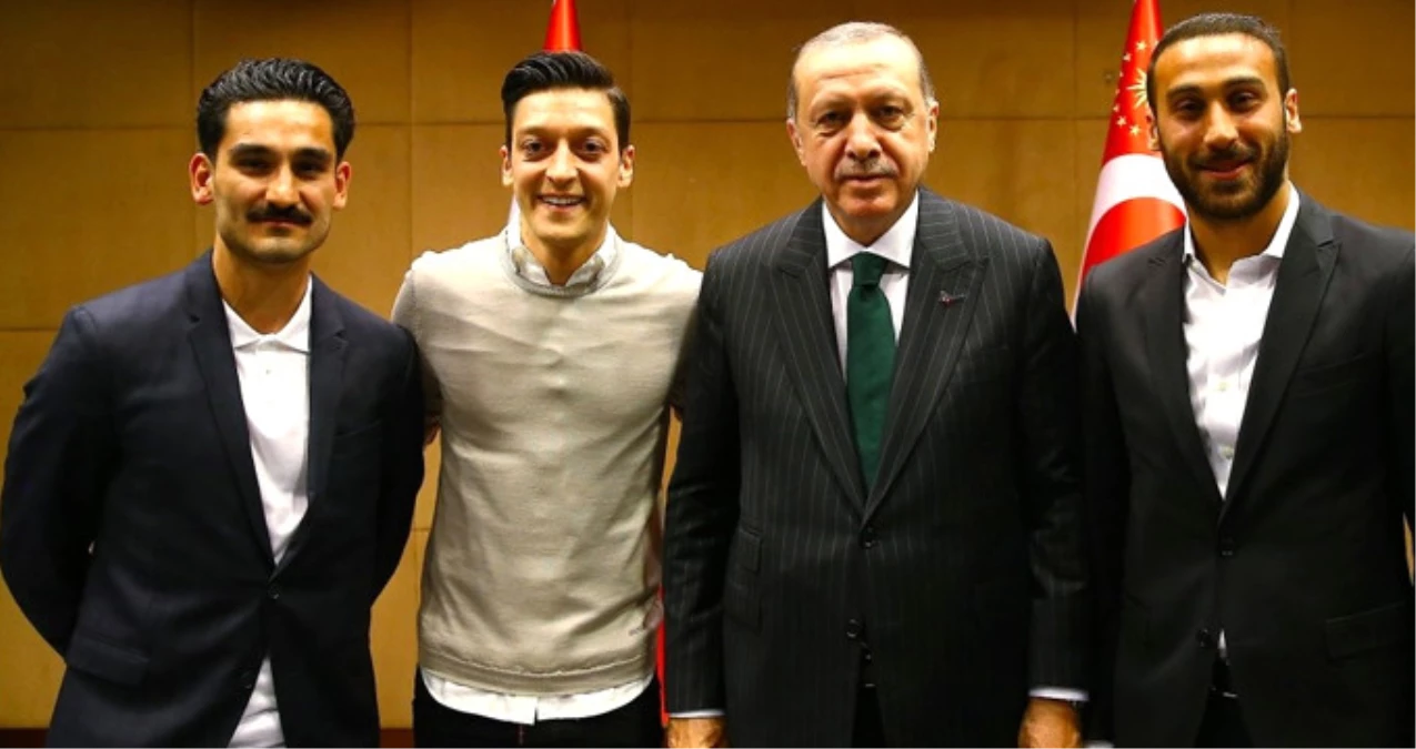 Alman Taraftarlar, Cumhurbaşkanı Erdoğan\'la Görüşen Mesut Özil\'le İlkay Gündoğan\'ı Islıkladı