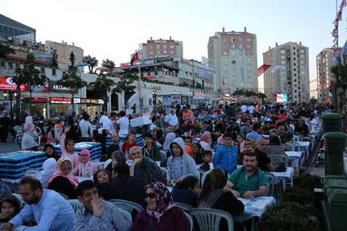 Başakşehir\'de Oruçlar 15 Bin Kişiyle Aynı Sofrada Açıldı