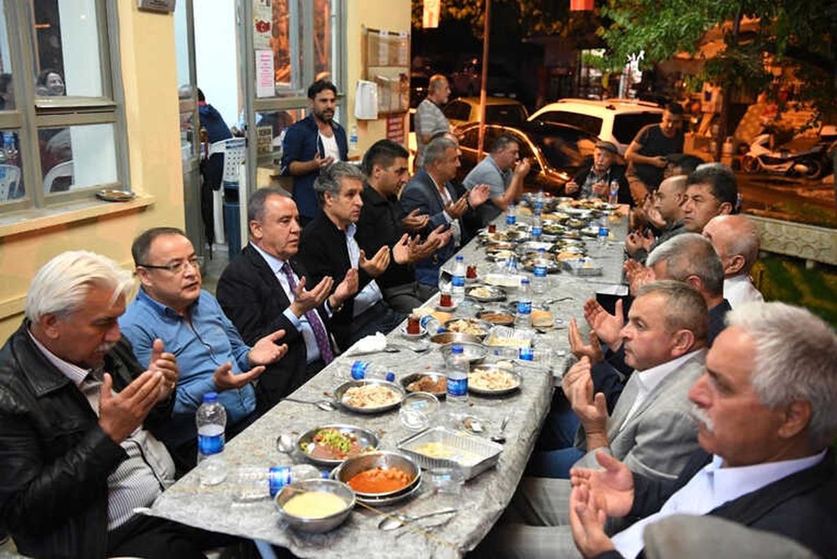 Başkan Böcek, Geyikbayırı\'nda İftar Yemeğine Katıldı