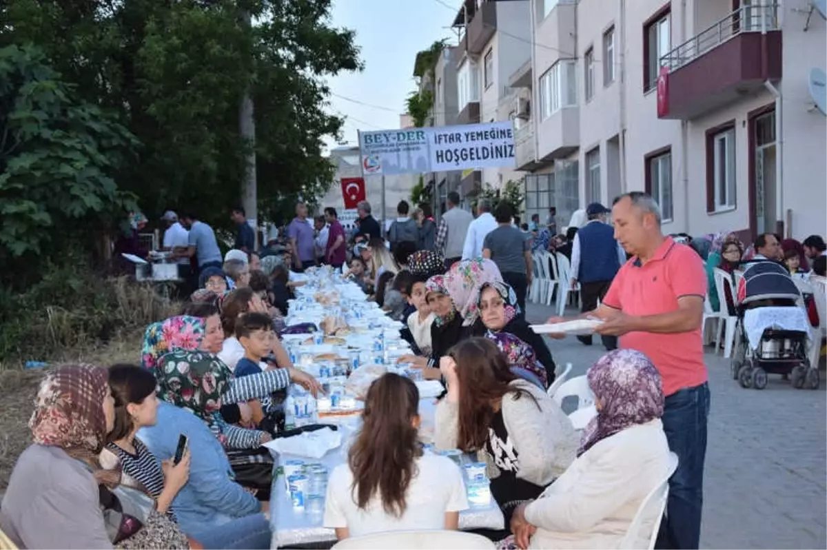 Beyçayırlılar Derneğinden Bin Kişilik İftar Programı Düzenlendi