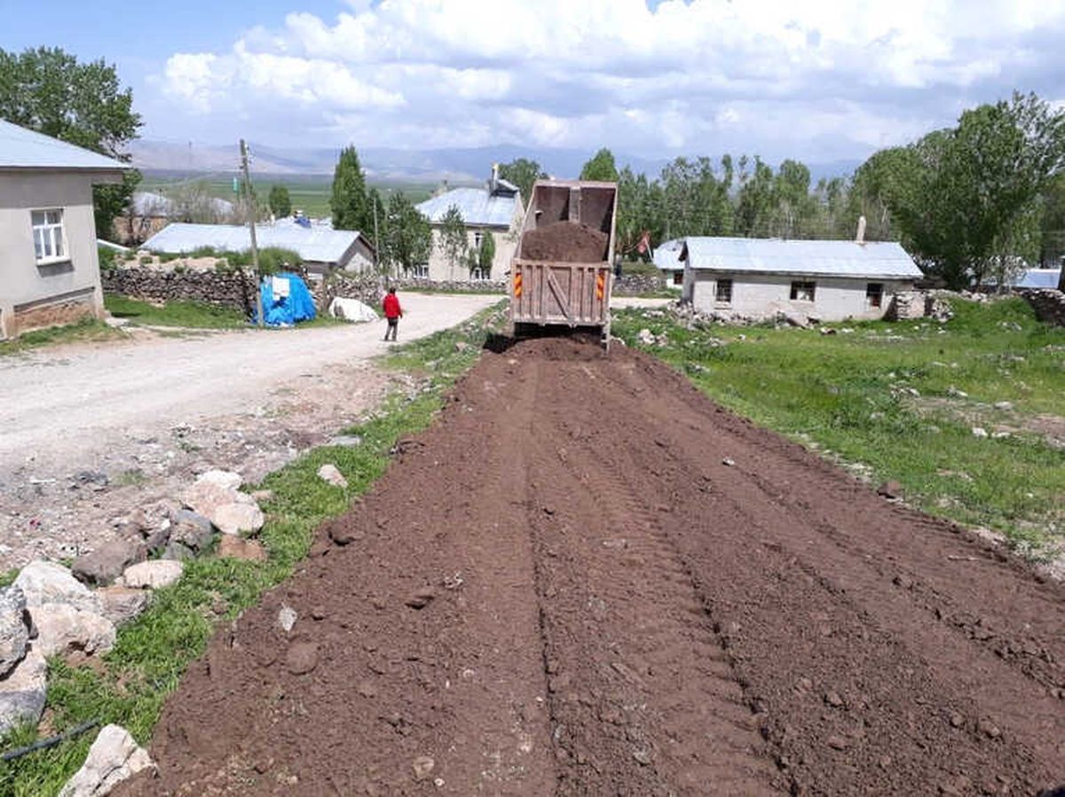 Çaldıran\'da Yol Yapım Çalışması