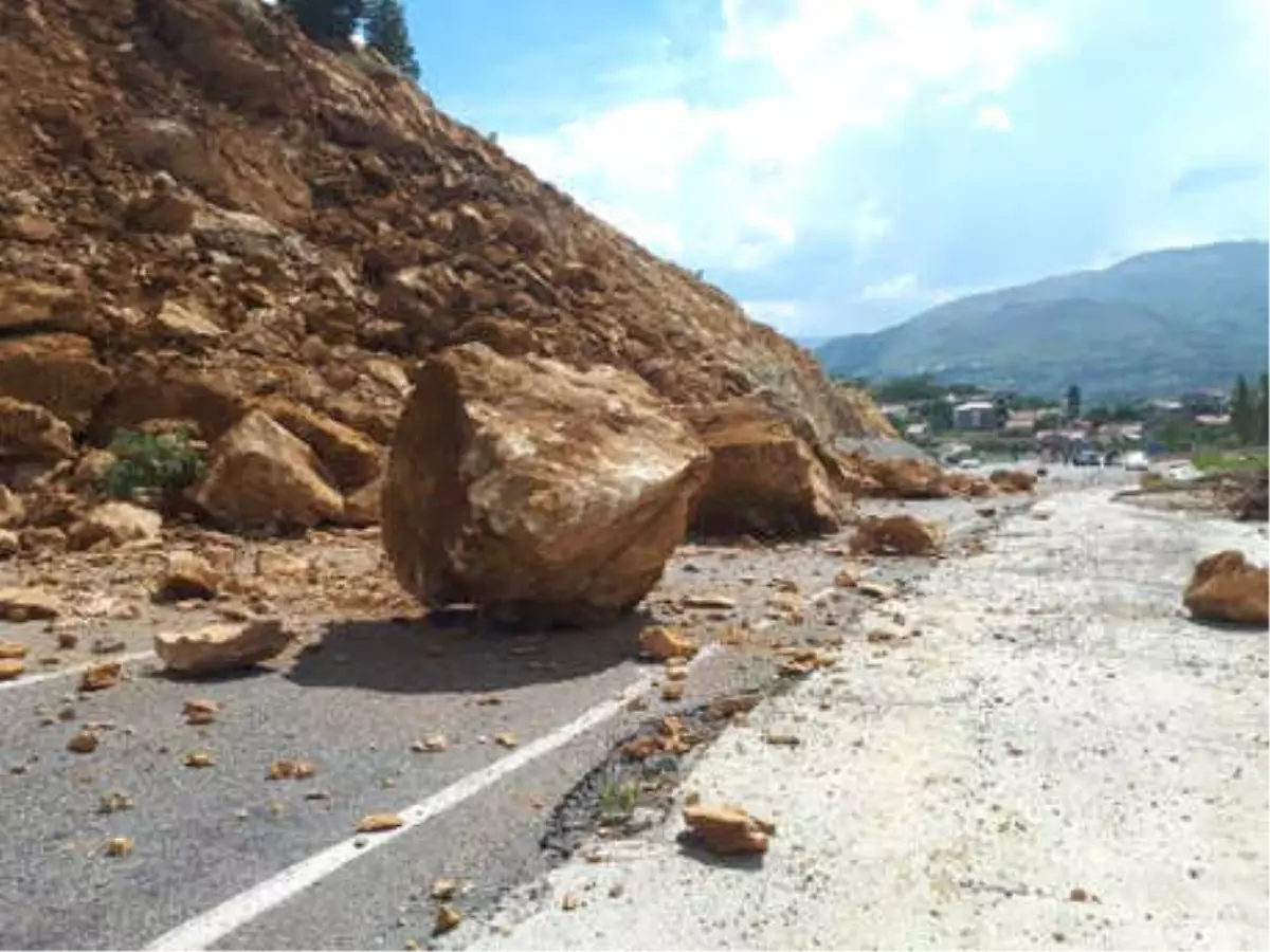 Dağdan Kopan Kaya Parçaları Yolu Kapattı