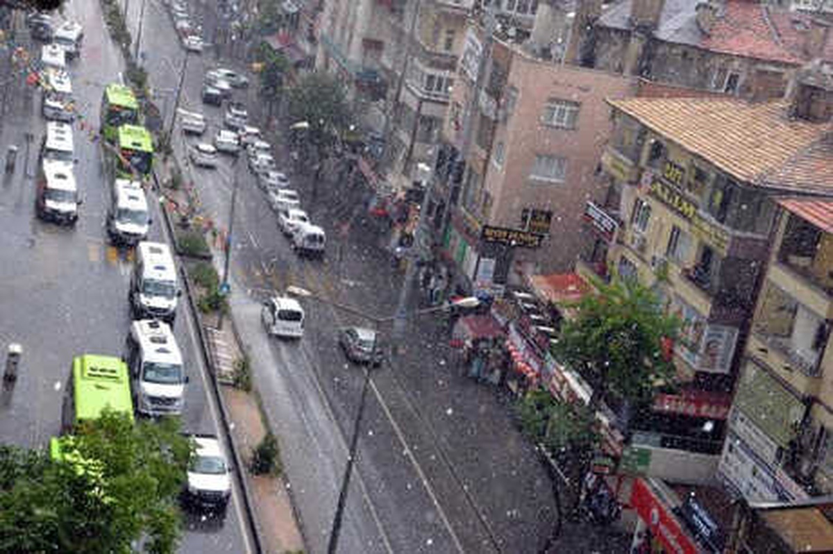 Diyarbakır\'da Dolu ve Yağmur, Hayatı Olumsuz Etkiledi