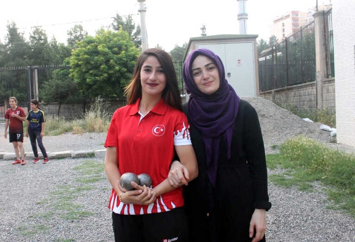 Dünya 3.\'sü Kızına Destek Vermek İçin Bocce\'ye Başladı