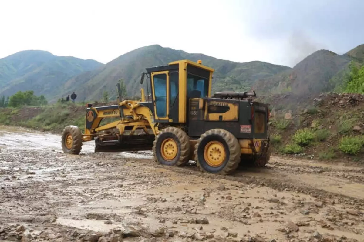 Erzurum\'da Oltu-Narman Yolu Sel Nedeniyle 1,5 Saat Trafiğe Kapandı