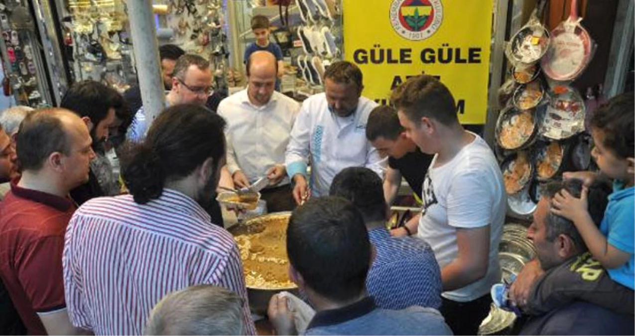 Fenerbahçeli Taraftar, Aziz Yıldırım\'ın Seçimi Kaybetmesinin Ardından Helva Dağıttı