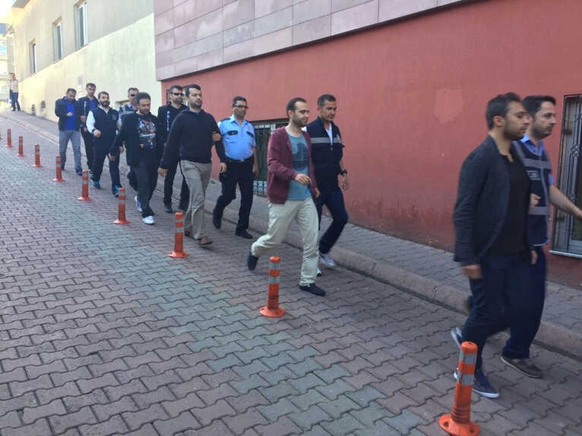 Fetö\'nün Mahrem Yapılanmasında Gözaltına Alınan 8 Asker Adliyeye Sevk Edildi
