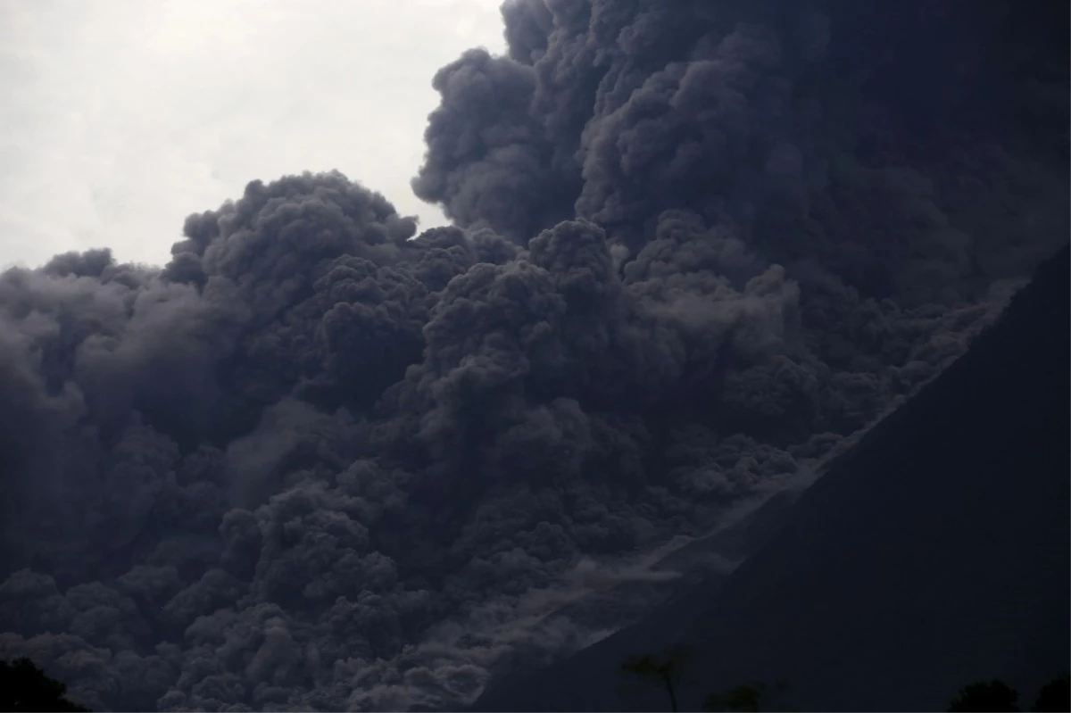 Guatemala\'da Volkan Patlaması: 25 Ölü