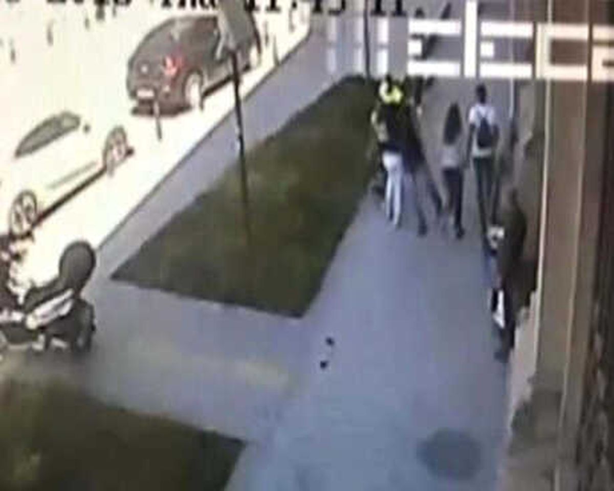 Kadına Sokak Ortasında Saldırı Kamerada
