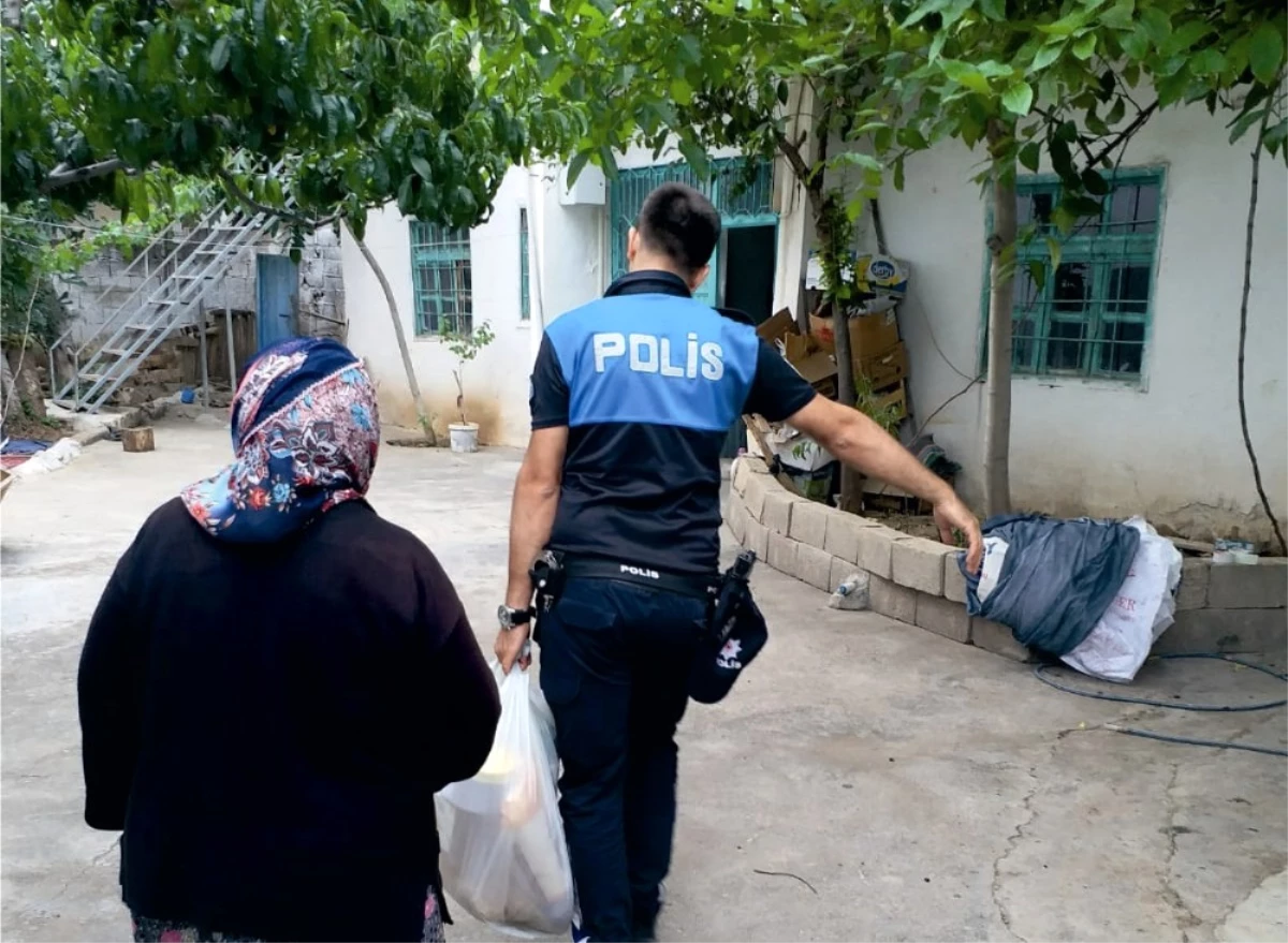 Kahta\'da Polis Ekipleri Ramazan Yardımı Dağıttı