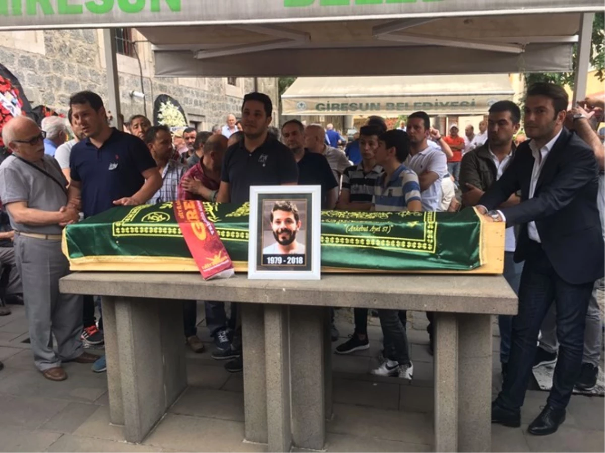 Kazada Ölen Galatasaray Tv Yöneticisi Giresun\'da Toprağa Verildi