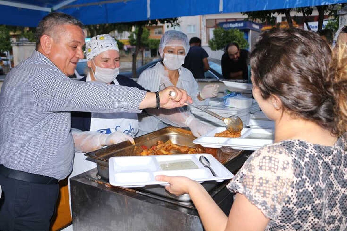Kuşadası Belediyesi Davutlar\'da İftar Yemeği Verdi