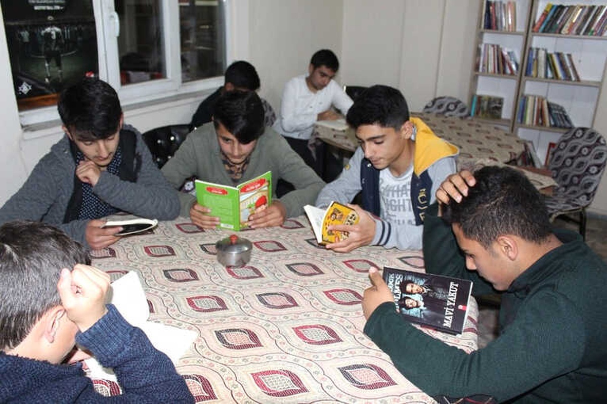 Malazgirt\'te "Çaylar Bizden Kitaplar Sizden" Kampanyası
