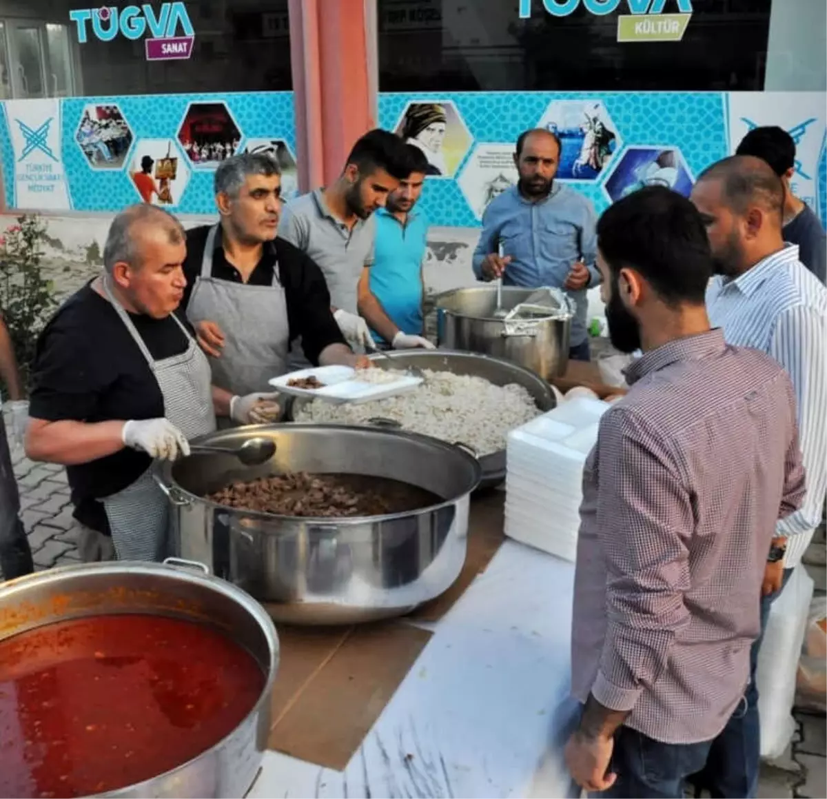 Midyat\'ta Kazanlar Yetimler ve Şehit Aileleri İçin Kaynadı