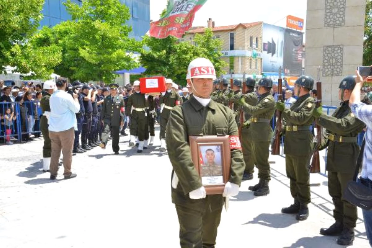 Şehit Sözleşmeli Piyade Er, Kırşehir\'de Gözyaşlarıyla Uğurlandı