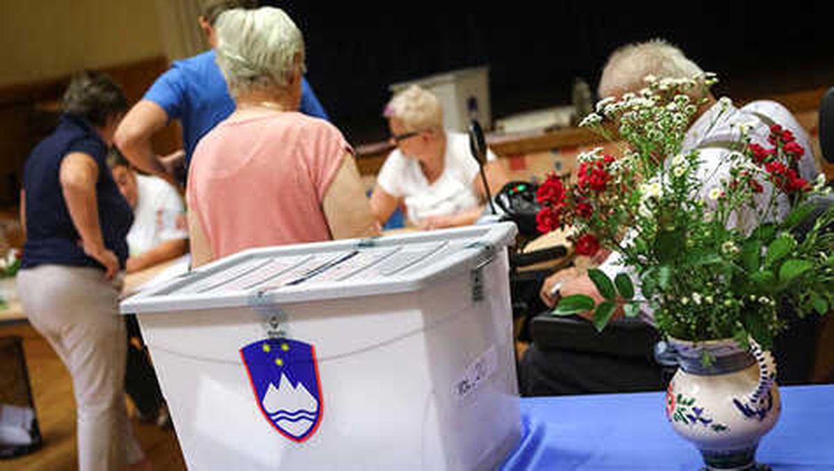 Slovenya\'da Göçmen Karşıtı Parti Birinci