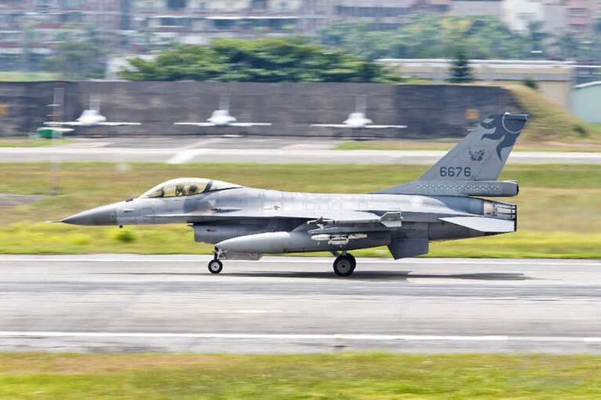 Tayvan\'da Askeri Tatbikatta F-16 Kayboldu