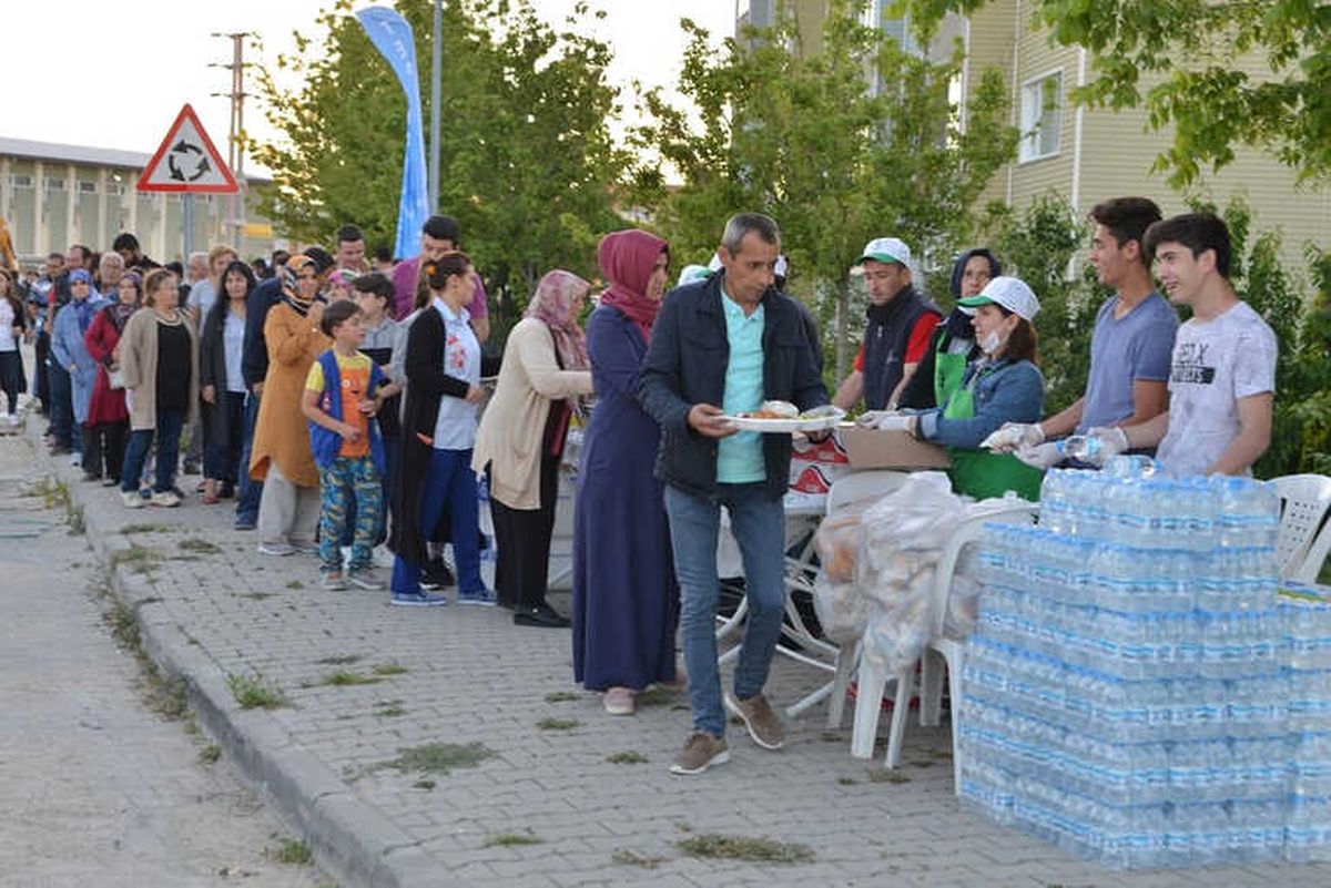 Tepebaşı Belediyesi\'nin Sokak İftarları Devam Ediyor