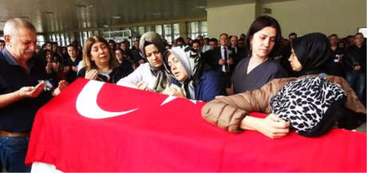 Trafik Kazasında Ölen Genç Cerrah İçin Hastane Önünde Tören