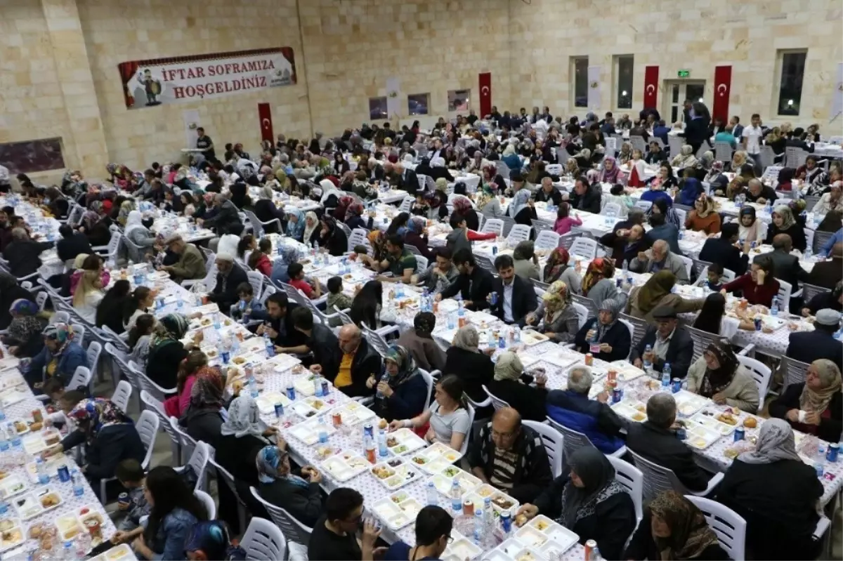 Uçhisar Belediyesi Kasaba Halkına İftar Yemeği Verdi