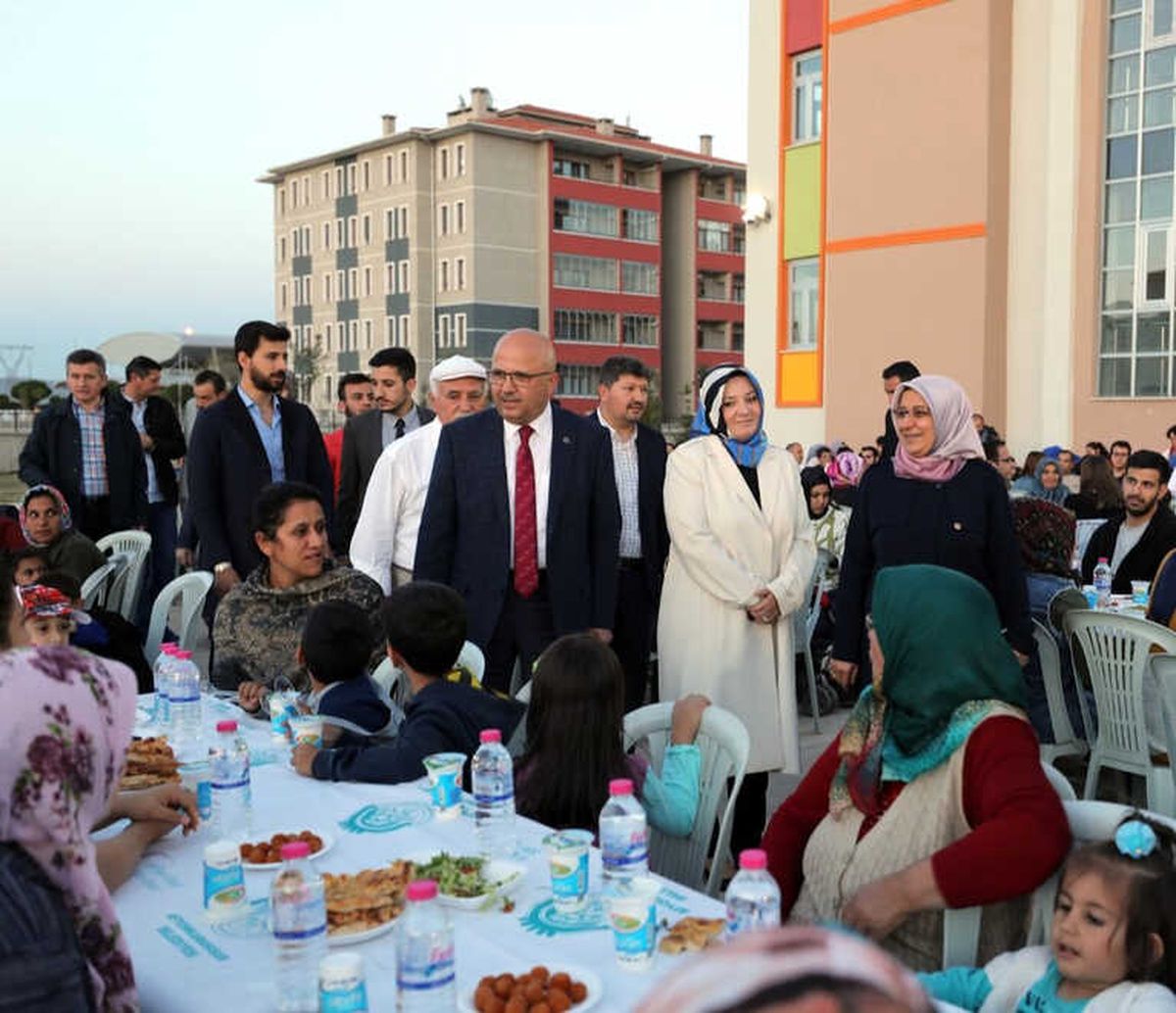 Afyonkarahisar Belediyesi\'nin İftar Sofrası Dörtyol\'da Kuruldu