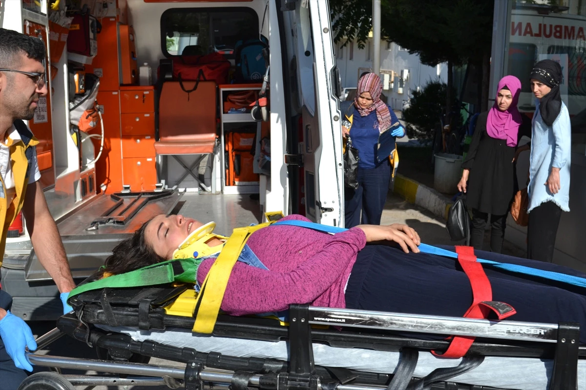 Aksaray\'da İşçi Servisi ile Tır Çarpıştı: 20 Yaralı