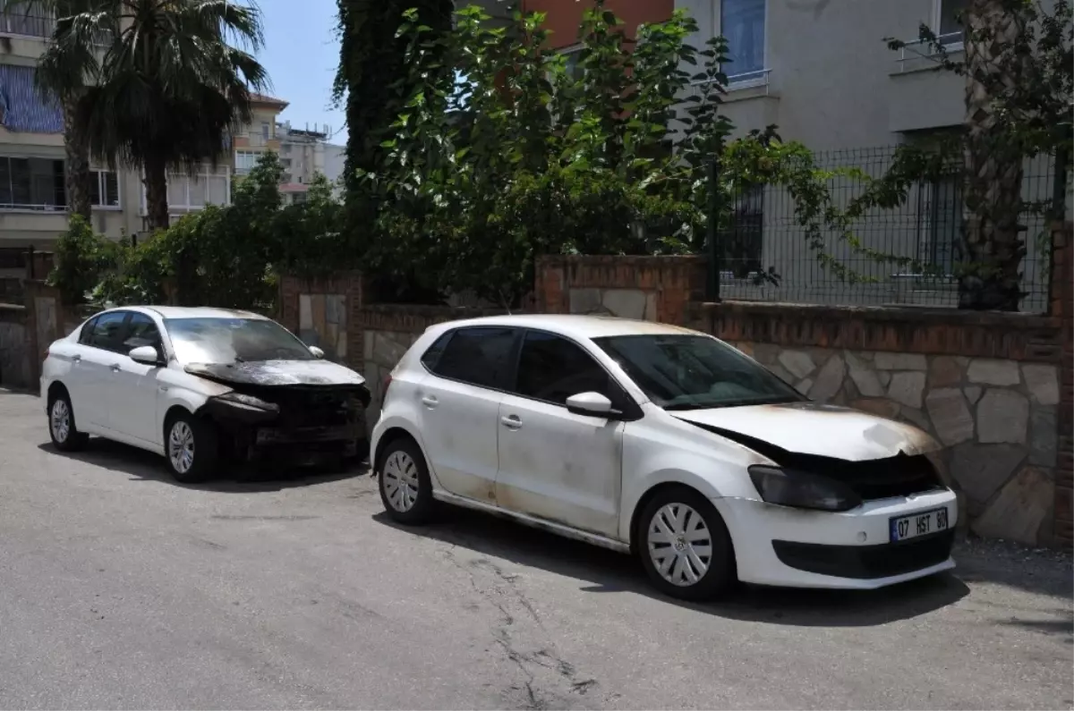 Alanya\'da 2 Otomobili Kundakladı, Güvenlik Kamerasına Yakalandı