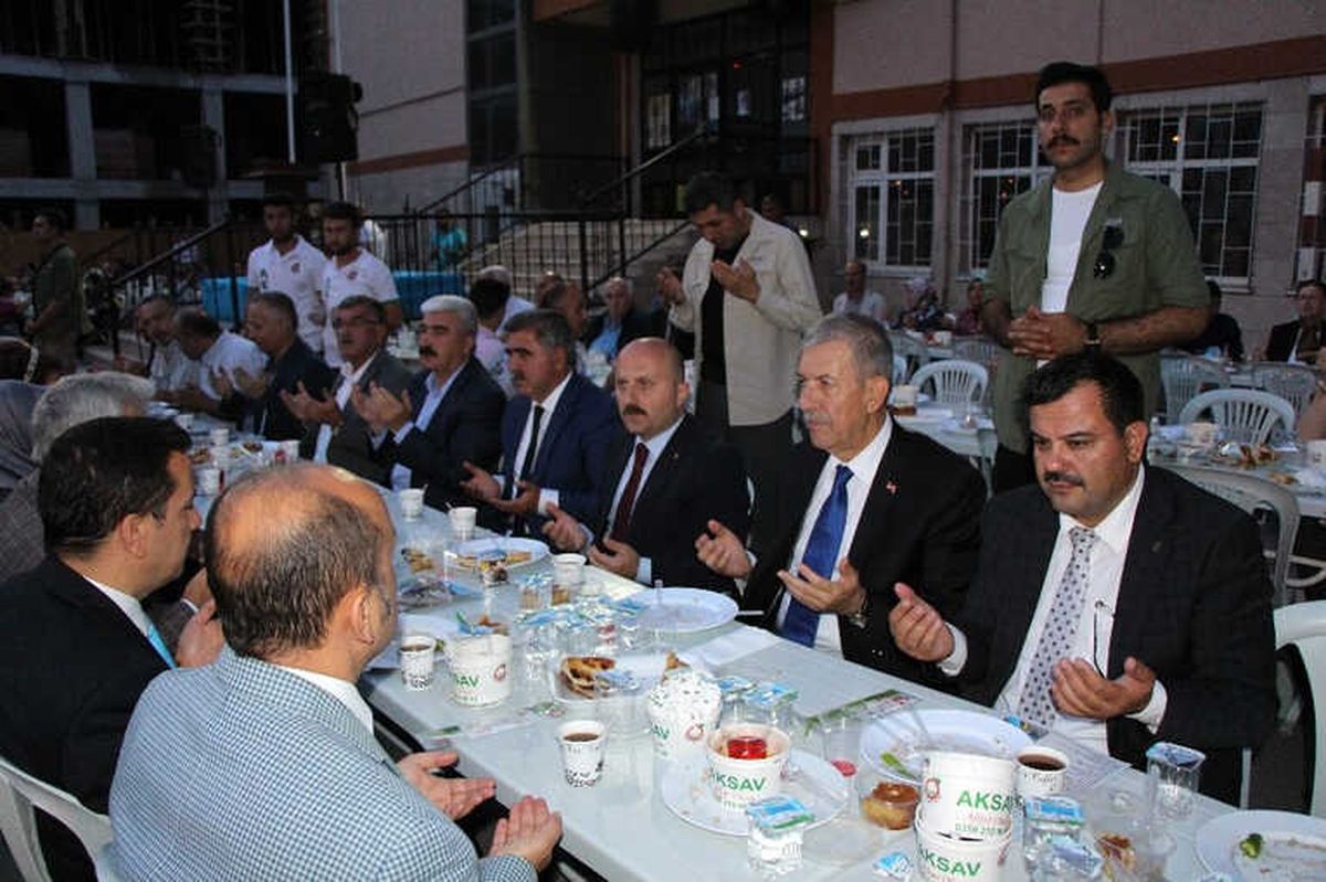 Bakan Demircan Amasya\'da Vatandaşlarla İftar Yaptı