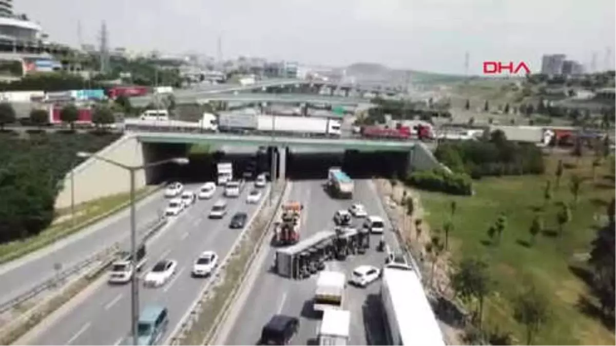 Basın Ekspres Yolu\'nda Bakır Yüklü Kamyon Devrildi; 2 Şerit Trafiğe Kapandı