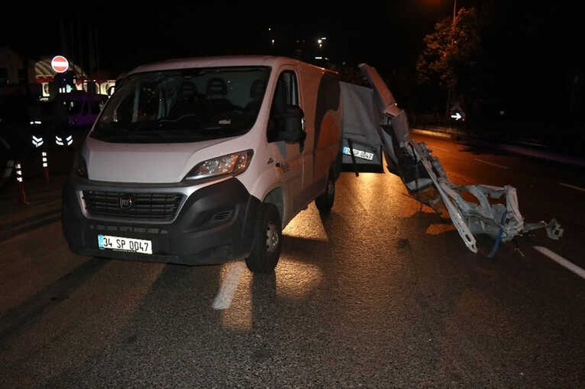 Beyoğlu\'nda Kargo Aracı Kaza Yaptı; 2 Yaralı