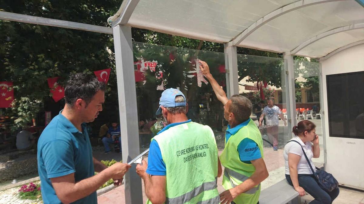 Duraklara Gelişigüzel Asılan Afişler Temizlendi
