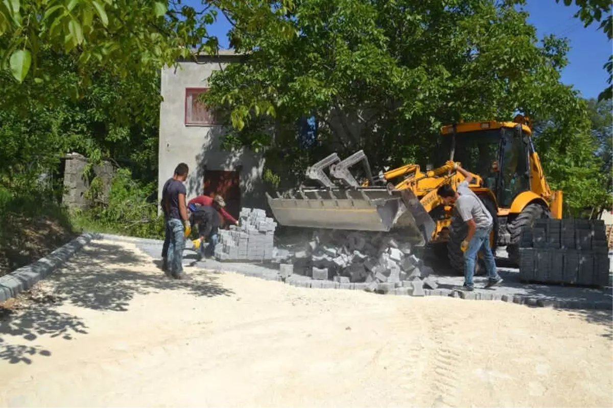 Erdemli\'de Sokaklar Parke Taşla Donatılıyor