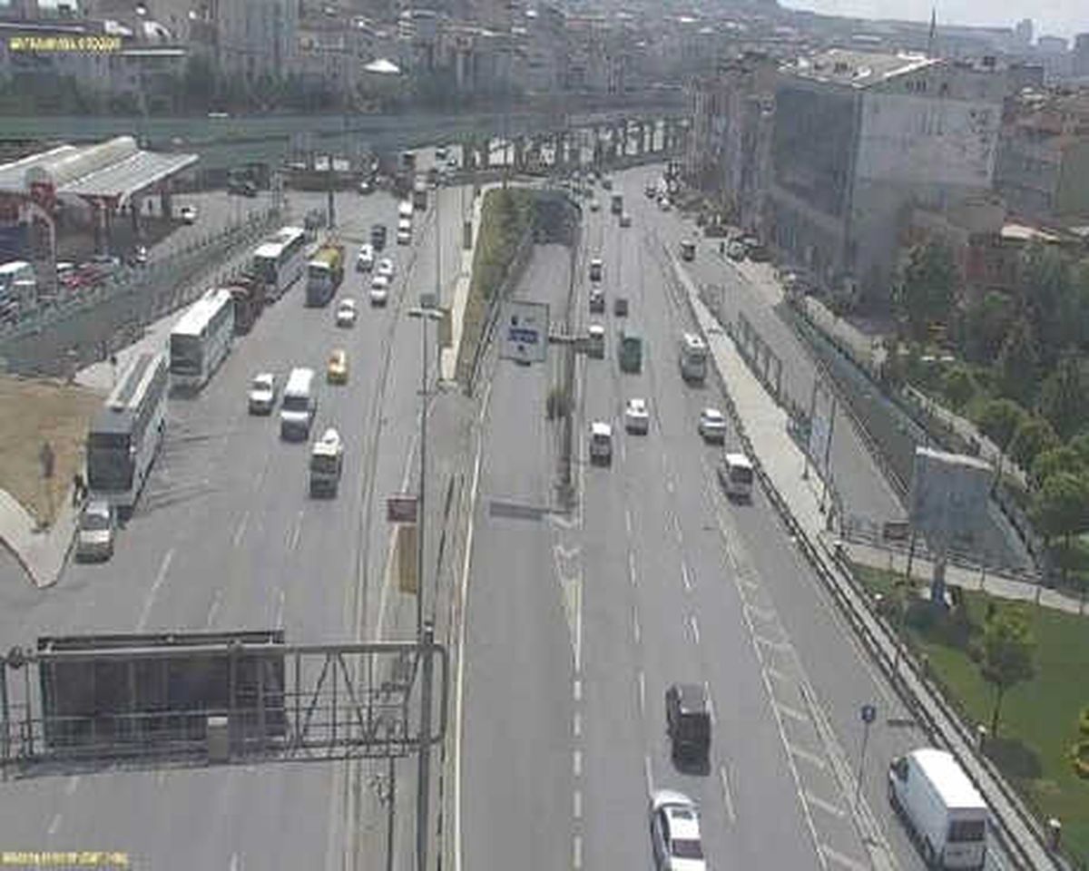 Feci Olay Kamerada; Üzerine İnşaat Asansörü Devrildi